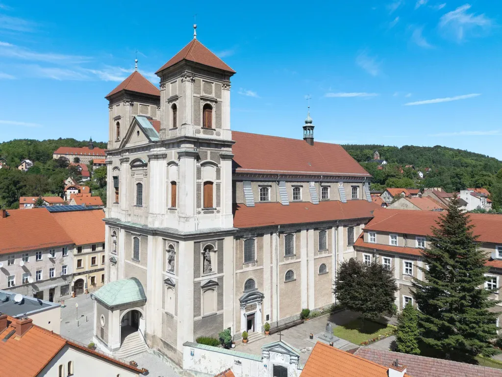 Bazylika Nawiedzenia Najświętszej Marii Panny w Bardzie widziana z góry