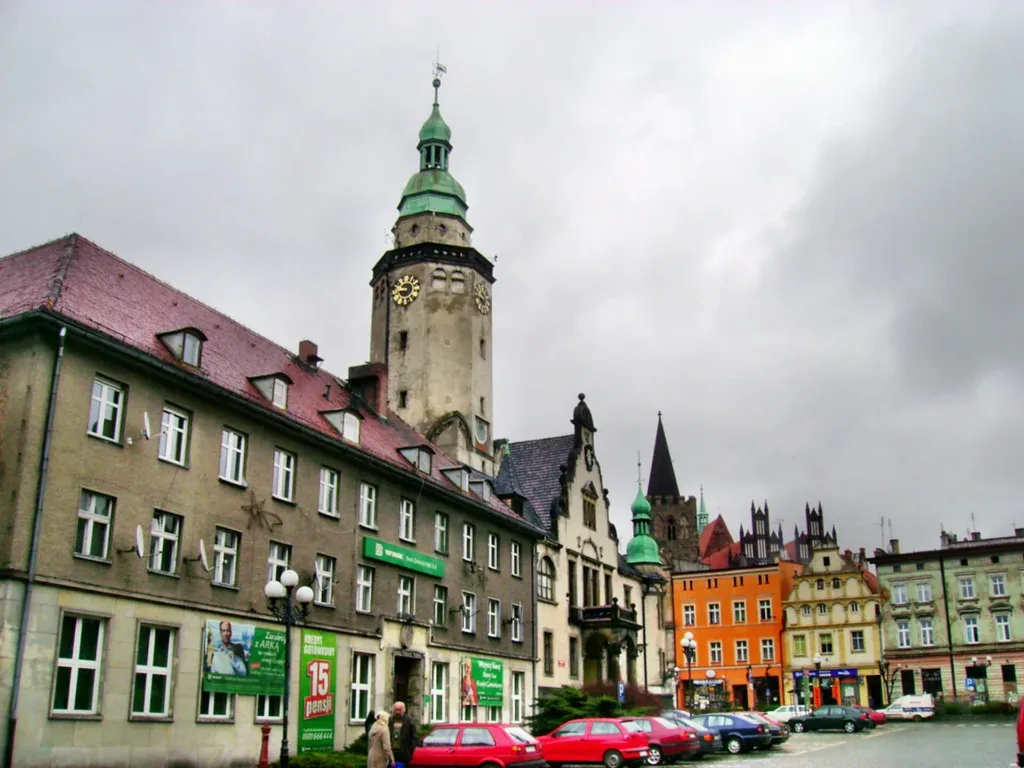 Rynek w Ziębicach z wieżą ratuszową